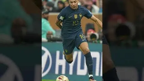 萨拉赫健身自拍，肌肉线条一览无遗。