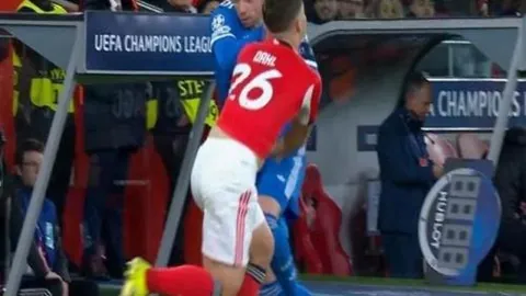 曼联前锋线遭遇嘲讽，曼联晚报报道备受瞩目